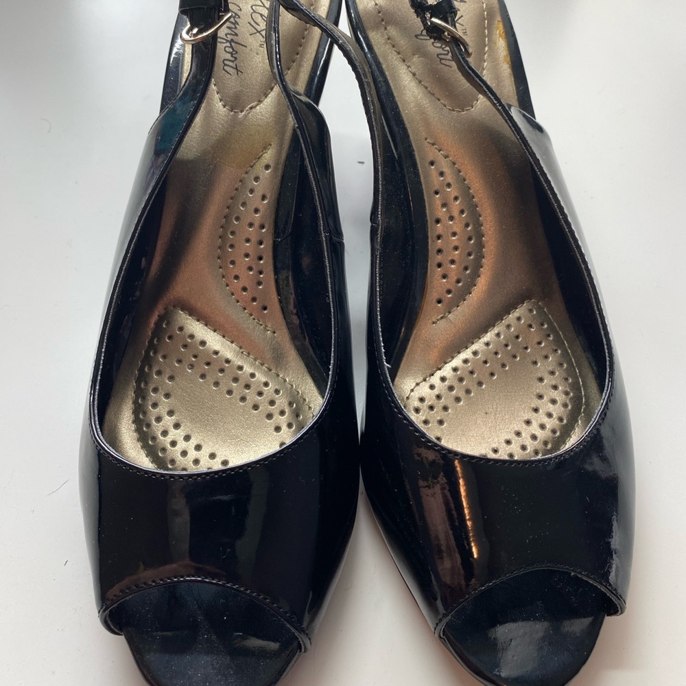 DexFlex 9.5 Sling-back wedges in black and gold.  NWOB